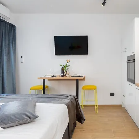 Lilly With Private Parking In The Yard Of The House