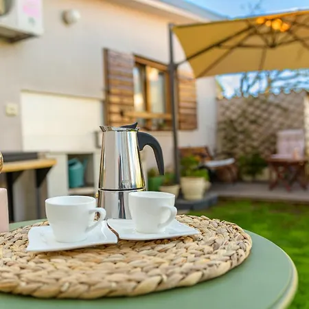 Lilly With Private Parking In The Yard Of The House *