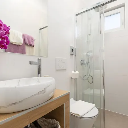 Lilly With Private Parking In The Yard Of The House *