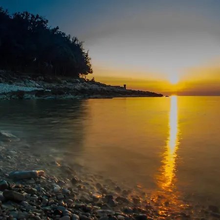 Lilly With Private Parking In The Yard Of The House * Pula