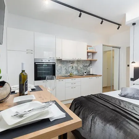 Apartman Lilly With Private Parking In The Yard Of The House