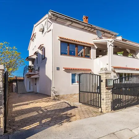 Appartamento Lilly With Private Parking In The Yard Of The House Pola