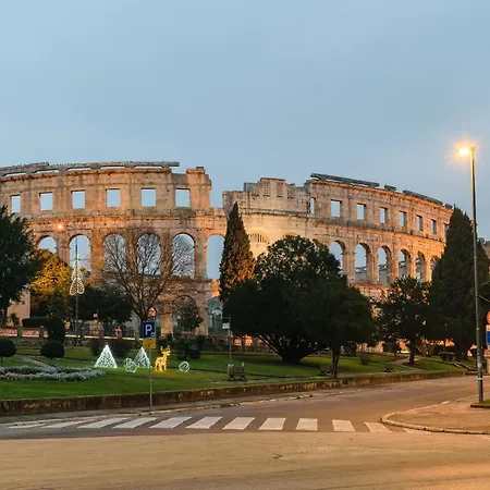 Apartman Lilly With Private Parking In The Yard Of The House Pula