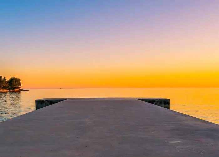 Lilly With Private Parking ,private Garden-quiet Oasis דירה *