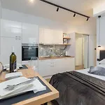 Lilly With Private Parking And Private Garden-quiet Oasis