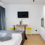 Lilly With Private Parking And Private Garden-quiet Oasis