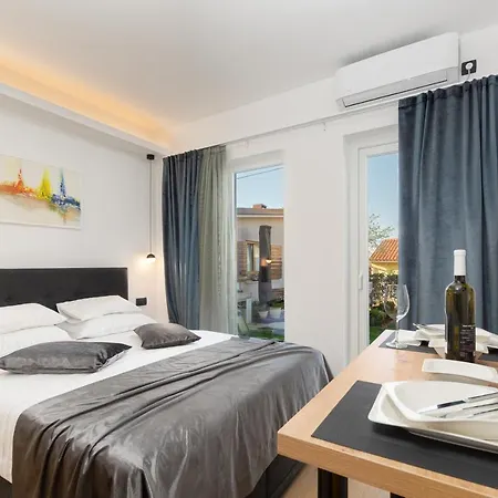 Lilly With Private Parking In The Yard Of The House