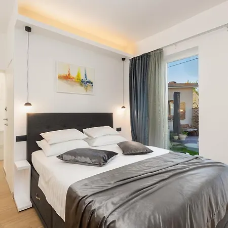 Lilly With Private Parking And Private Garden-quiet Oasis Apartamento Pula