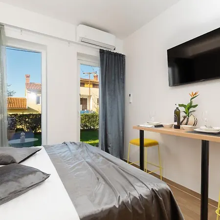 Lilly With Private Parking And Private Garden-quiet Oasis Pola