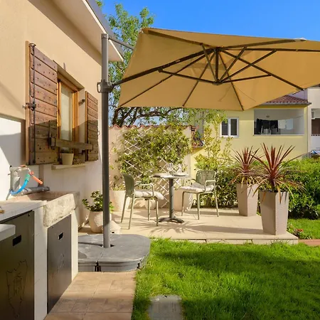 Lilly With Private Parking And Private Garden-quiet Oasis Appartement Pula