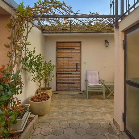Appartamento Lilly With Private Parking And Private Garden-quiet Oasis Pola