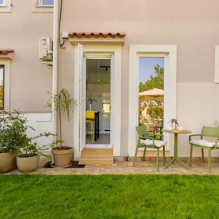 Lilly With Private Parking And Private Garden-quiet Oasis Appartamento Pola