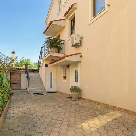 Lilly With Private Parking And Private Garden-quiet Oasis